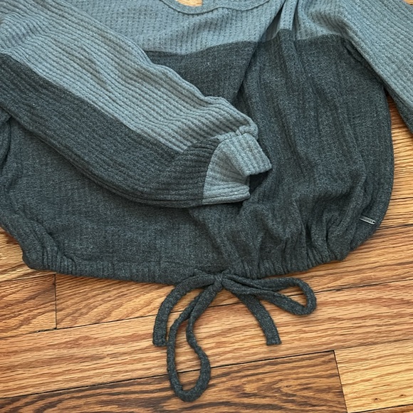 👚3/$20👚 NWOT Hollister Plush Color-Block Cut-Out Shirt - Picture 4 of 6